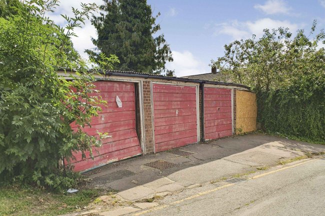Holly Drive Garages, Potters Bar, London EN6 2QL 9