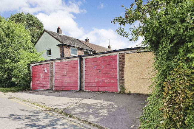 Holly Drive Garages, Potters Bar, London EN6 2QL 9