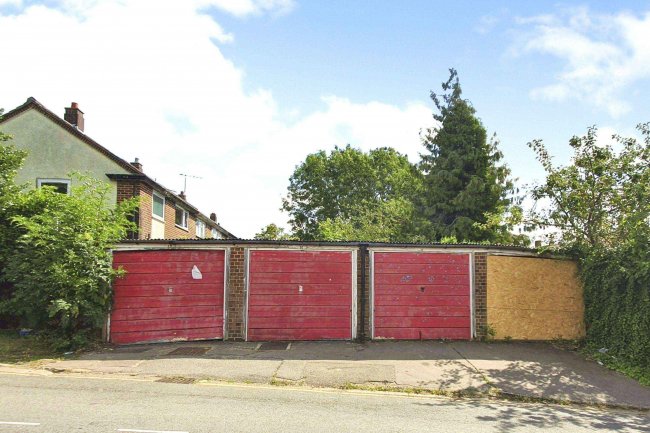 Holly Drive Garages, Potters Bar, London EN6 2QL 9