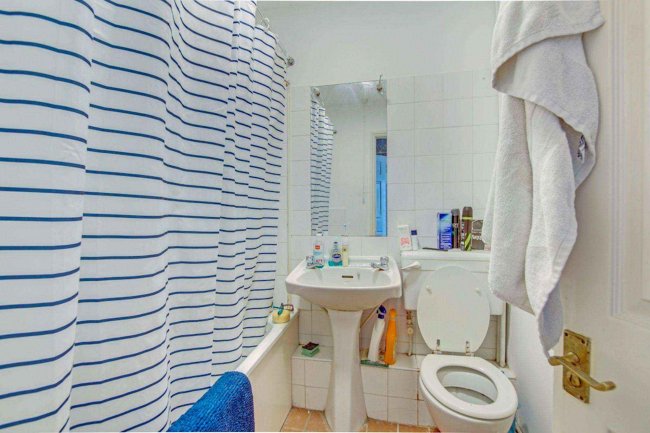 Flats A B and C, 165 French Street, Sunbury on Thames, Surrey, TW16 5JY 7