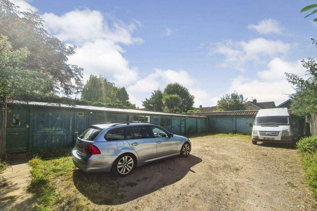 165-167 French Street, Sunbury on Thames, Surrey, TW16 5JY 1