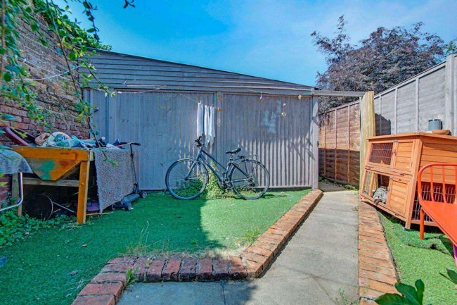 Flats A B and C, 165 French Street, Sunbury on Thames, Surrey, TW16 5JY 7