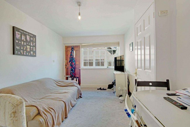 Flats A B and C, 165 French Street, Sunbury on Thames, Surrey, TW16 5JY 7