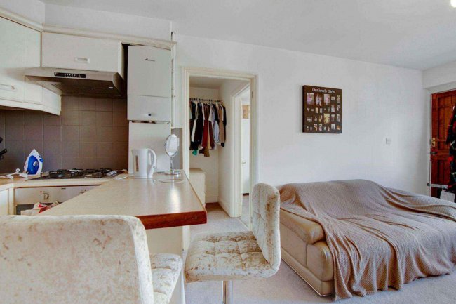 Flats A B and C, 165 French Street, Sunbury on Thames, Surrey, TW16 5JY 7