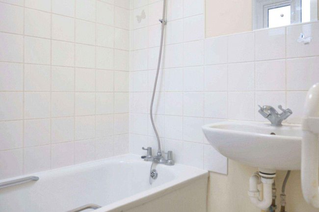 33 Oakhouse Road, Bexleyheath, Kent, DA6 7NA 3