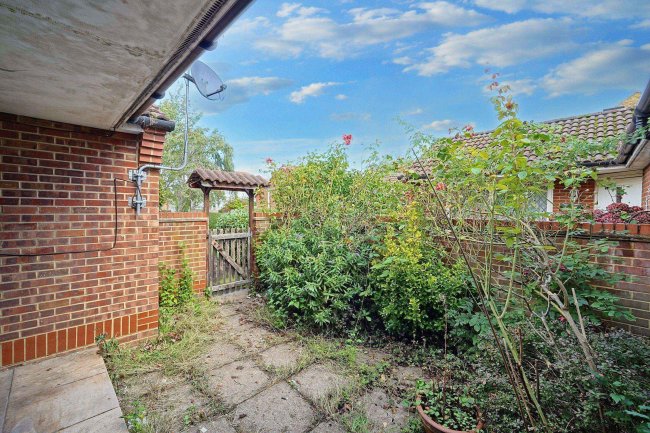15 Cheviot Court, Cheviot Close, Harlington, Middlesex, UB3 5LR 5