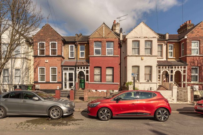 10 Hillcrest Road, Walthamstow, London, E17 4AP 5