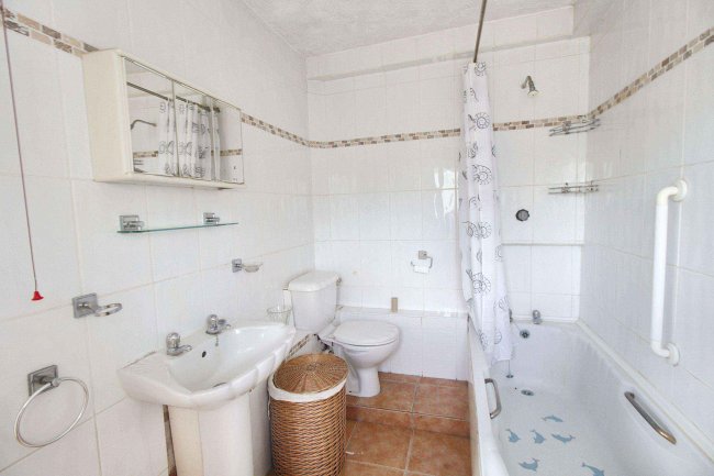 699 Becontree Avenue, Dagenham, RM8 3HH 3