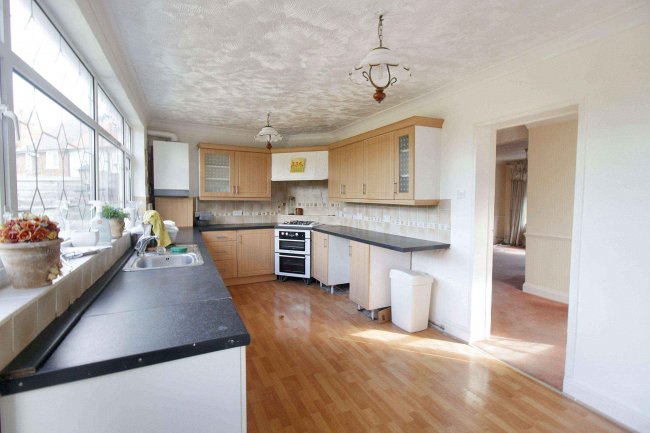 699 Becontree Avenue, Dagenham, RM8 3HH 3