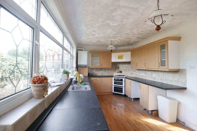 699 Becontree Avenue, Dagenham, RM8 3HH 3