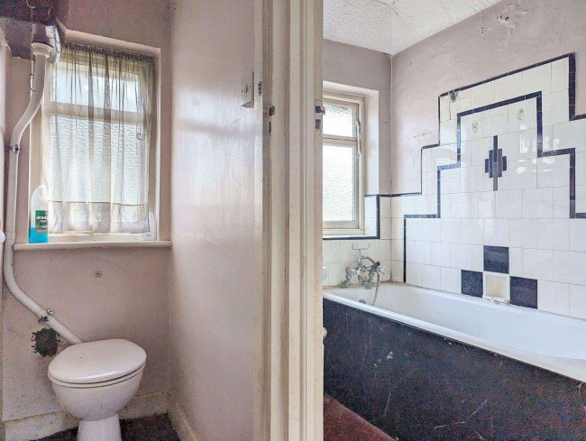 113 Tamworth Lane, Mitcham, CR4 1DJ 4