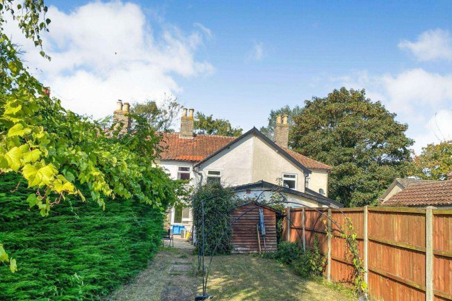 27 Roydon Road, Diss, Norfolk, IP22 4LN 2