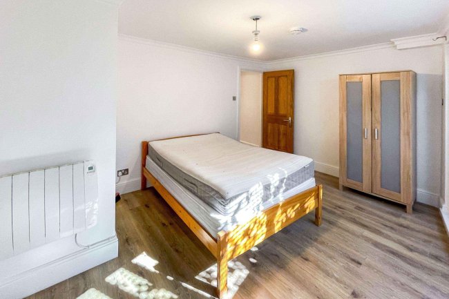 Flat 1, 64-66 Lavender Hill, London SW11 5RQ 4