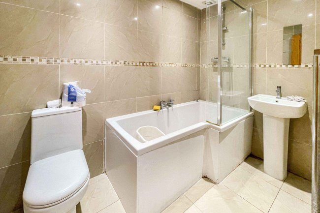 Flat 1, 64-66 Lavender Hill, London SW11 5RQ 4