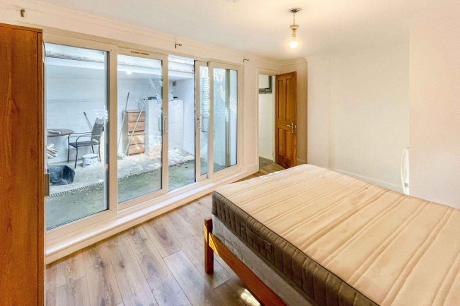 Flat 1, 64-66 Lavender Hill, London SW11 5RQ 4