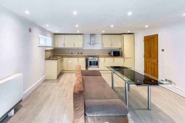 Flat 1, 64-66 Lavender Hill, London SW11 5RQ 4