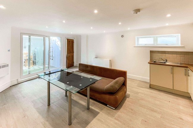 Flat 1, 64-66 Lavender Hill, London SW11 5RQ 4