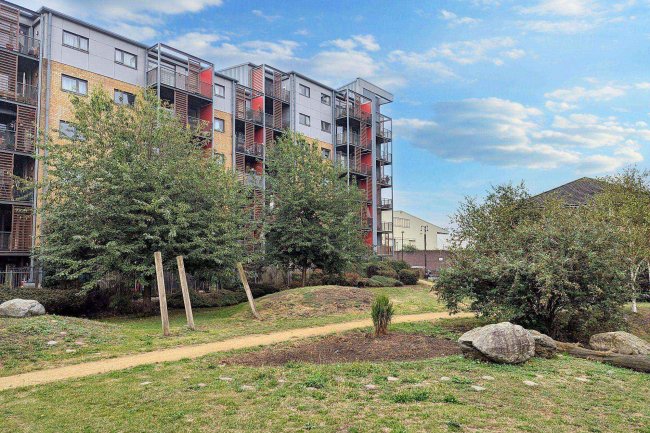 107 Millard Road, Deptford, London, SE8 3GB 6