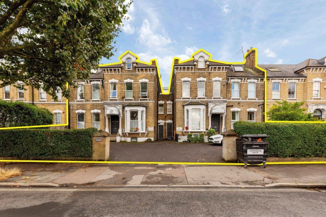 Amhurst Hotel, 45-47 Amhurst Park, Stamford Hill, London N16 5DL 6