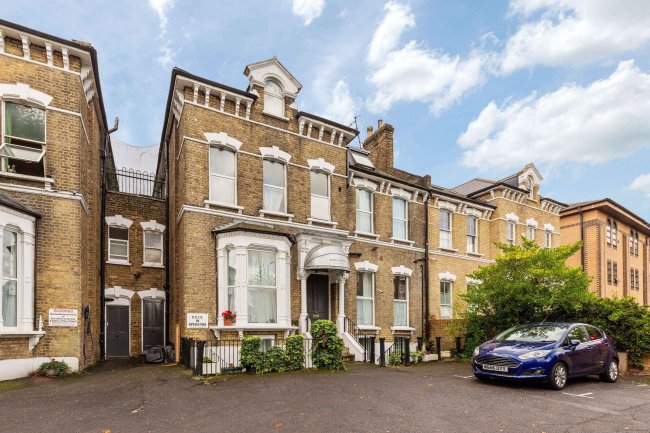 Amhurst Hotel, 45-47 Amhurst Park, Stamford Hill, London N16 5DL 6