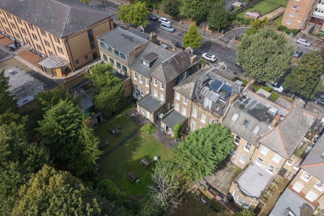 Amhurst Hotel, 45-47 Amhurst Park, Stamford Hill, London N16 5DL 6