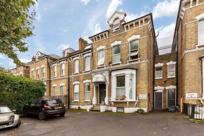 Amhurst Hotel, 45-47 Amhurst Park, Stamford Hill, London N16 5DL 6