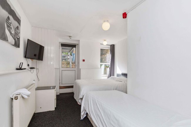 Amhurst Hotel, 45-47 Amhurst Park, Stamford Hill, London N16 5DL 6