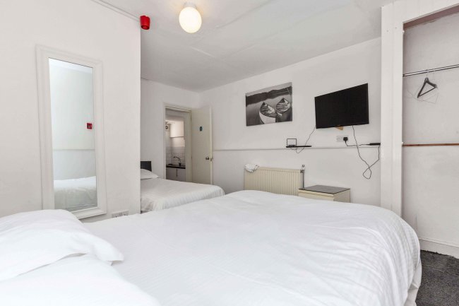 Amhurst Hotel, 45-47 Amhurst Park, Stamford Hill, London N16 5DL 6