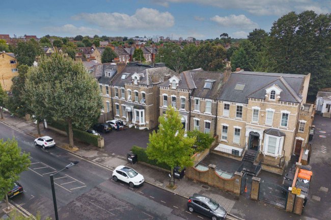 Amhurst Hotel, 45-47 Amhurst Park, Stamford Hill, London N16 5DL 6