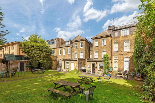 Amhurst Hotel, 45-47 Amhurst Park, Stamford Hill, London N16 5DL 6