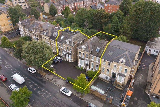 Amhurst Hotel, 45-47 Amhurst Park, Stamford Hill, London N16 5DL 6