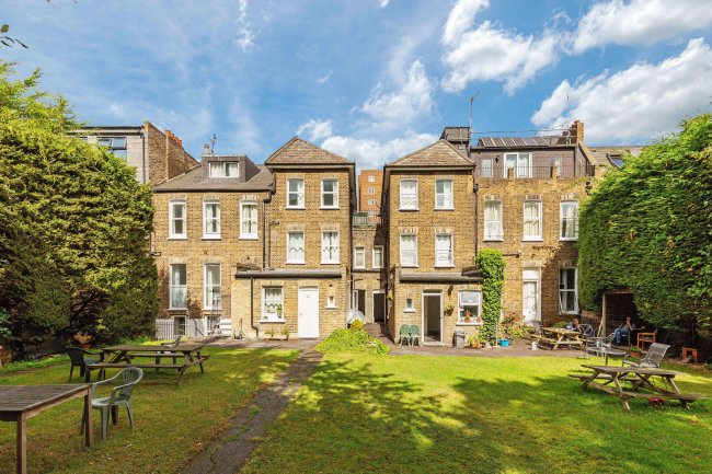 Amhurst Hotel, 45-47 Amhurst Park, Stamford Hill, London N16 5DL 6