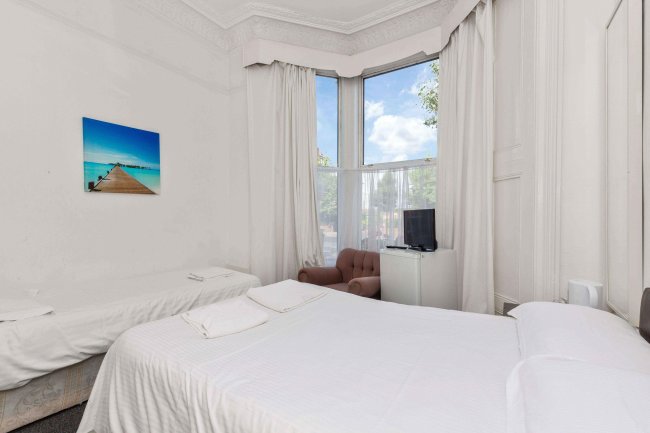 Amhurst Hotel, 45-47 Amhurst Park, Stamford Hill, London N16 5DL 6