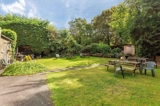 Amhurst Hotel, 45-47 Amhurst Park, Stamford Hill, London N16 5DL 6