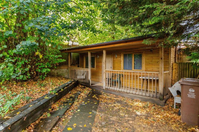 Amhurst Hotel, 45-47 Amhurst Park, Stamford Hill, London N16 5DL 6