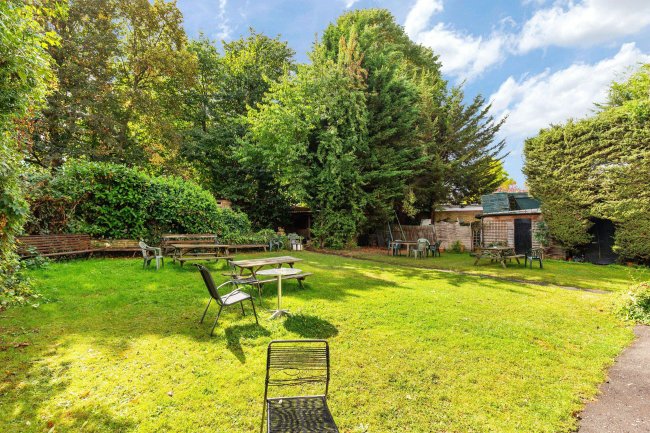 Amhurst Hotel, 45-47 Amhurst Park, Stamford Hill, London N16 5DL 6