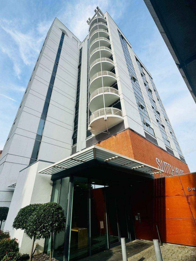 Flat 42, The Switch House, 4 Blackwall Way, London, E14 9QS 4