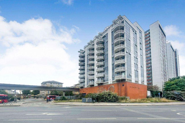 Flat 42, The Switch House, 4 Blackwall Way, London, E14 9QS 4