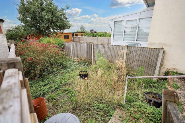 44 Carisbrook Close, Enfield, Middlesex, EN1 3NB 5