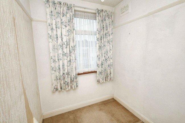 44 Carisbrook Close, Enfield, Middlesex, EN1 3NB 5