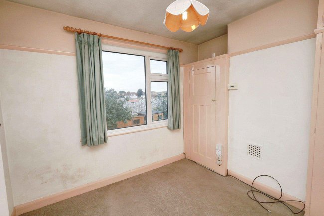 44 Carisbrook Close, Enfield, Middlesex, EN1 3NB 5