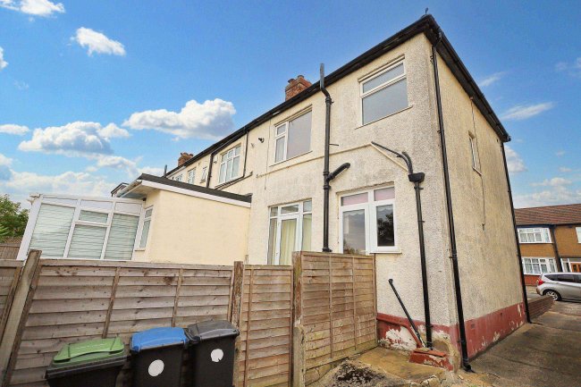 44 Carisbrook Close, Enfield, Middlesex, EN1 3NB 5