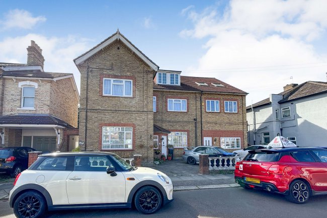 43 St Georges Road, Enfield, EN1 4TY 7