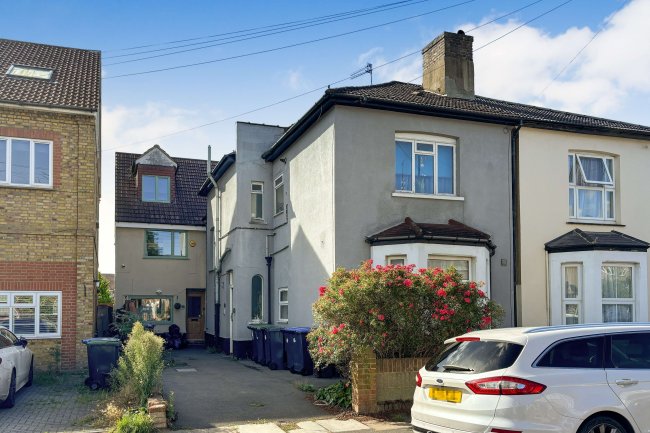 39 St Georges Road, Enfield, EN1 4TY 6