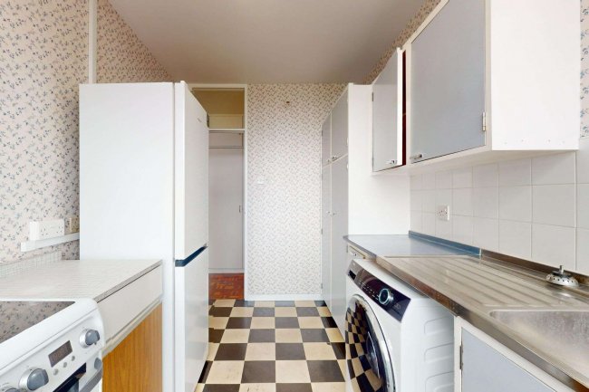 22 Burton Lodge, 15 Portinscale Road, London SW15 2HT 5