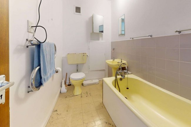 22 Burton Lodge, 15 Portinscale Road, London SW15 2HT 5