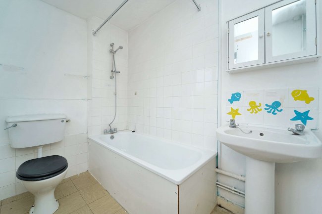 25 Blinco Lane, George Green, Slough, Buckinghamshire, SL3 6RG 4