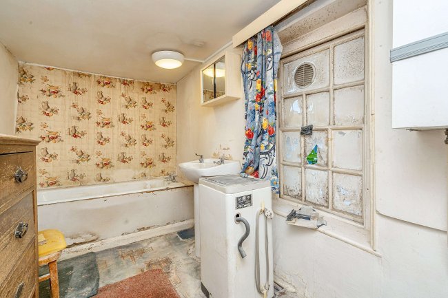 Flat A, 25 High Street, Arundel, West Sussex, BN18 9AD 3