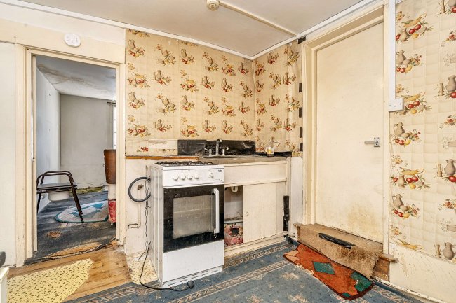 Flat A, 25 High Street, Arundel, West Sussex, BN18 9AD 3