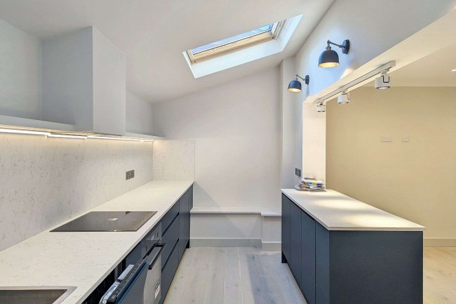 10B Salisbury Mews, London SW6 7DS 9